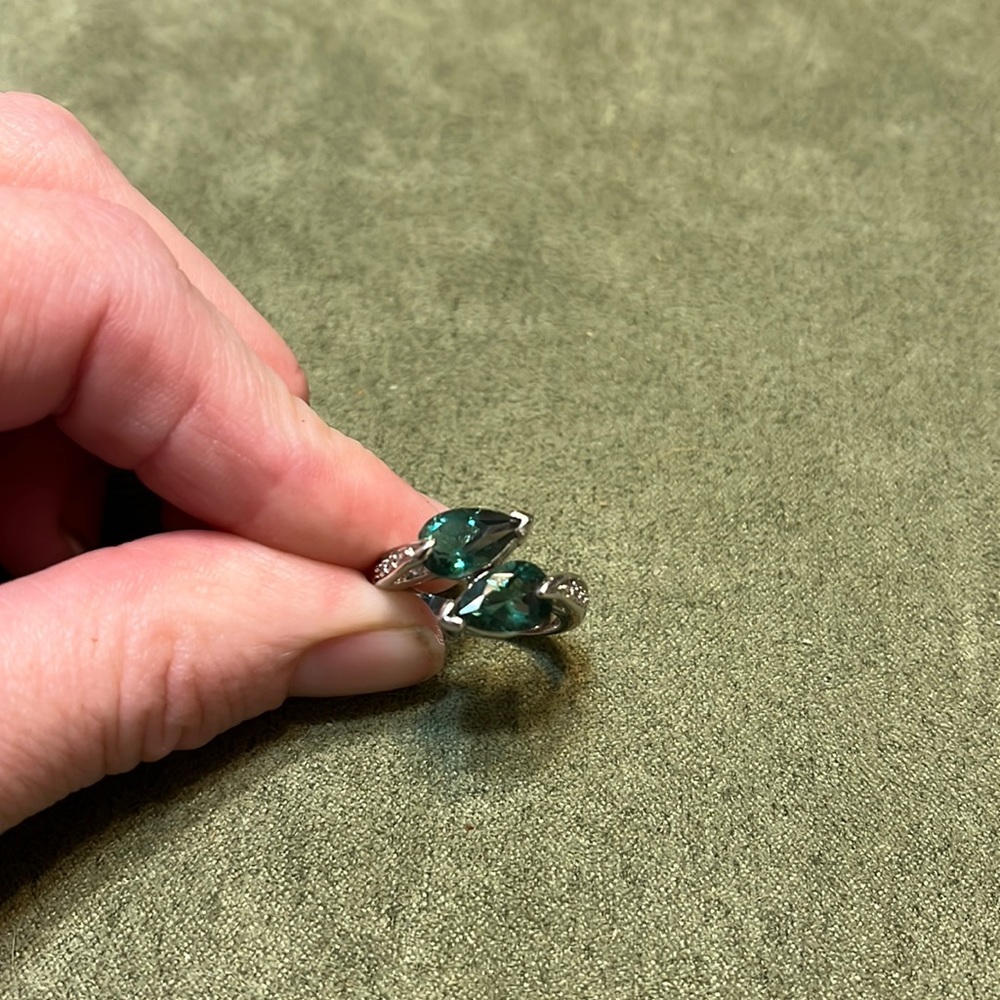 Lia Sophia Green Stone Ring ~ Size 5 1/2